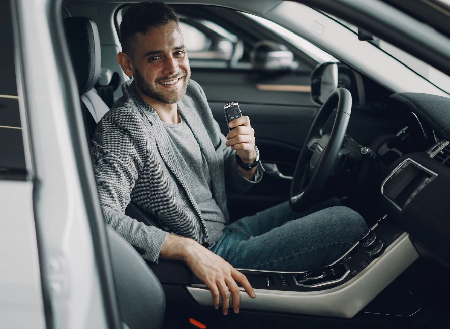 Cliente recibiendo las llaves de su nuevo auto