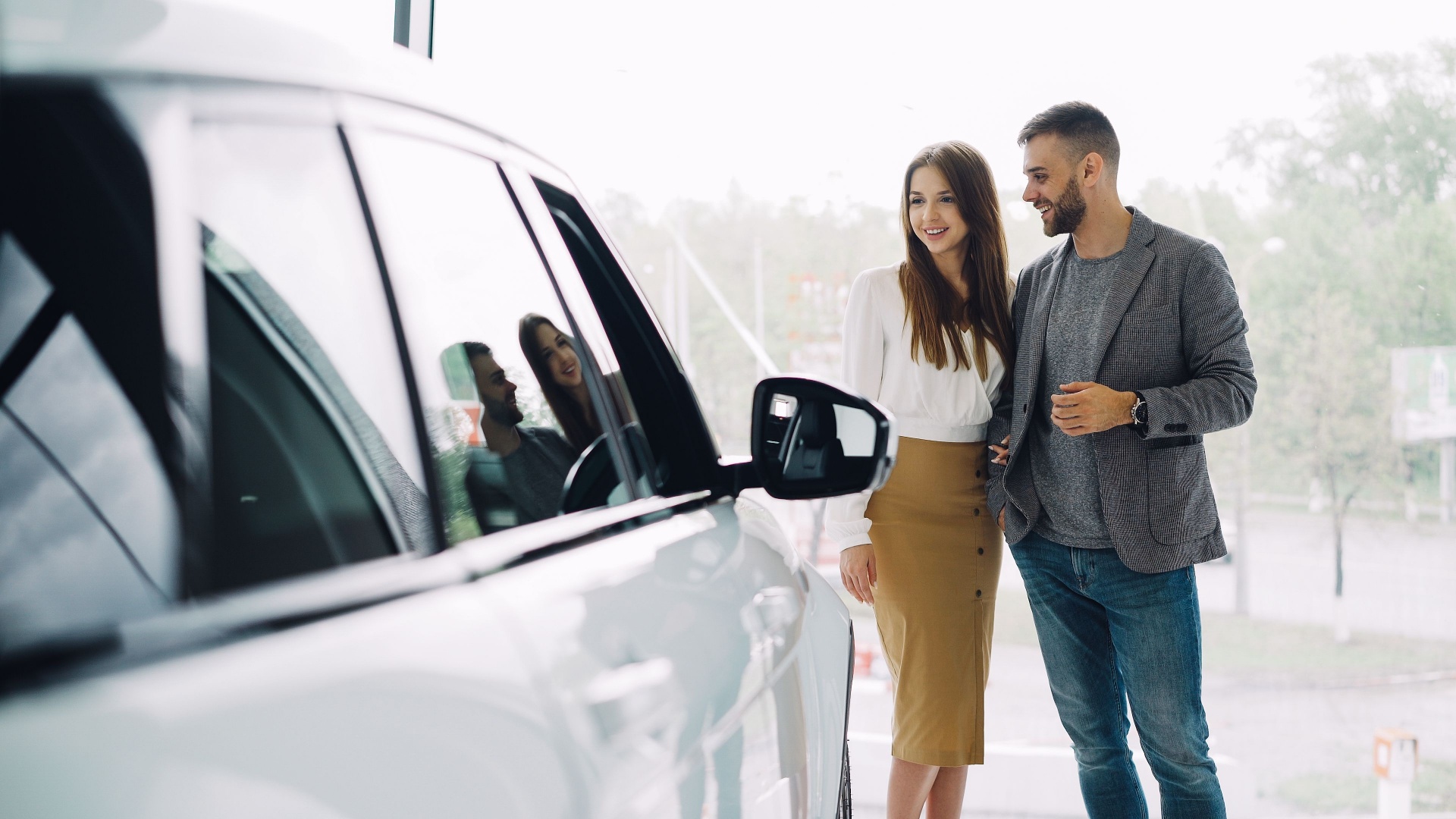 Pareja eligiendo su auto