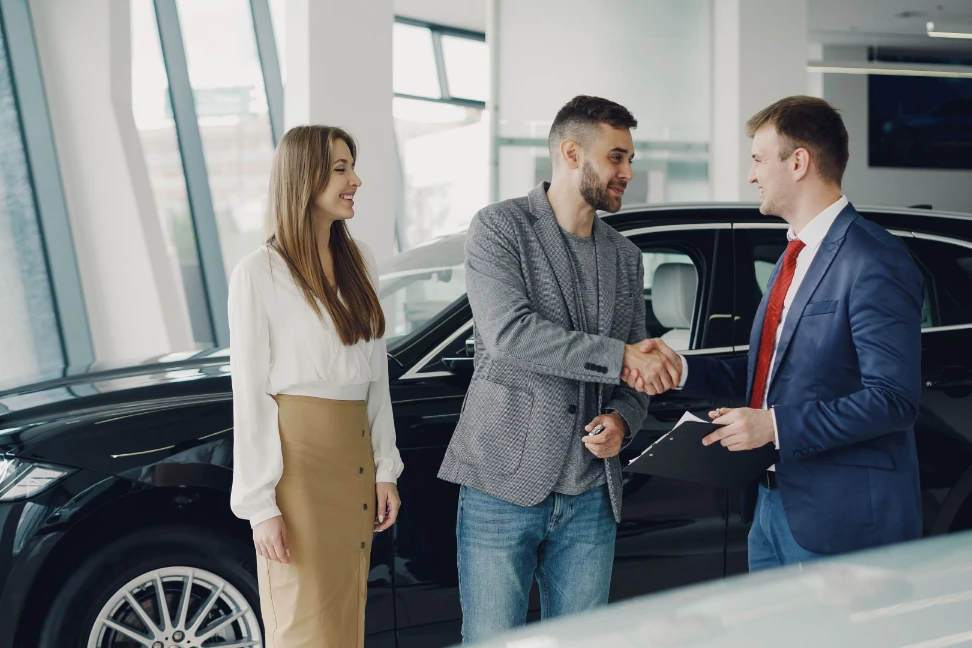 Cliente con asesor automotriz
